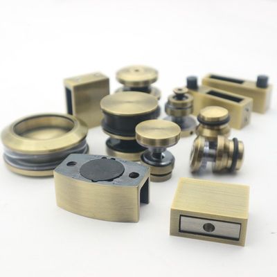 ভালো দাম পলিশ গোল্ড রোলার এবং ফ্রেমলেস ডিজাইন শৈলীর সাথে ফ্রেমলেস SS304 স্লাইডিং ডোর সিস্টেম অনলাইন